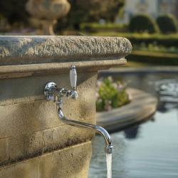 PB klassieke muur fonteinkraan met witte hendel koud water en lange uitloop chroom 1208853612