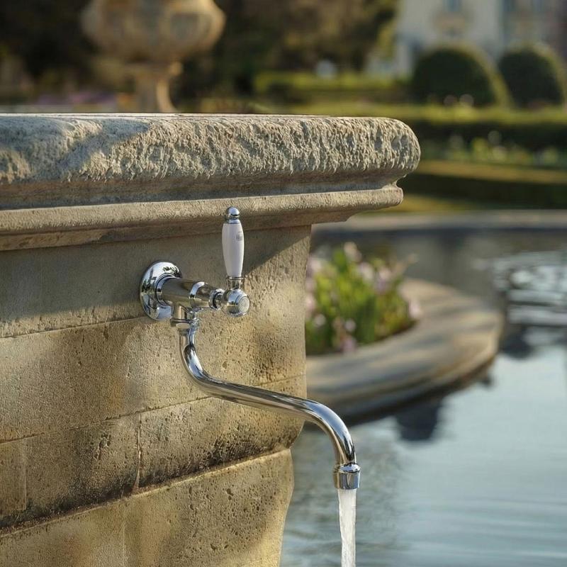 PB klassieke muur fonteinkraan met witte hendel koud water en lange uitloop chroom 1208853612