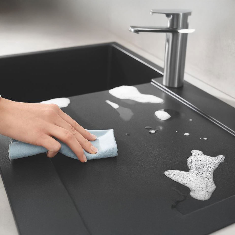 Hoe maak ik een zwarte spoelbak of gootsteen schoon?
